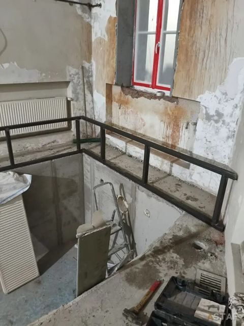 Зал бассейна при заходе: осыпающаяся штукатурка, следы протечек, старая чаша